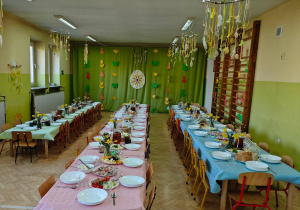 Świątecznie udekorowane stoły i sala czekają na przedszkolaki.