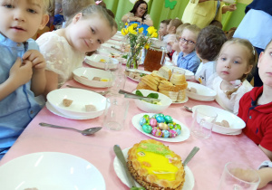 Dzieci jedzą wielkanocne śniadanie.