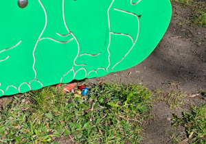 Czekoladowe jajeczka ukryte pod bujakiem.