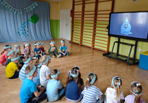 Przedszkolaki oglądają filmik Dzień wody - piosenka ekologiczna dla dzieci