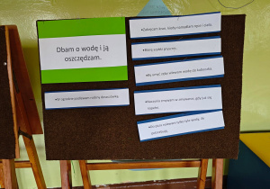 Tablica, na której zamieszczono prawidłowe postępowania z wodą.