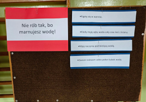 Tablica, na której zamieszczono nieprawidłowe postępowania z wodą.