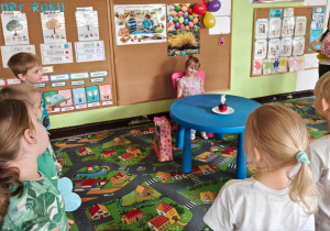 Dzieci śpiewają "Sto lat" dla jubilatki.