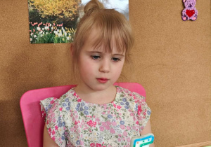 Dziewczynka myśli nad urodzinowym życzeniem.