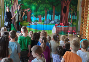 Dzieci oglądają przedstawienie.