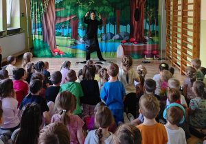 Dzieci oglądają przedstawienie.