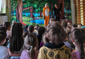 Dzieci oglądają przedstawienie.