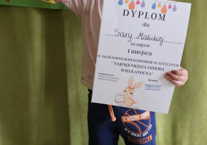 Dziewczynka ogląda świąteczny upominek.