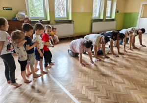 Rodzice tworzą most, pod którym będą przedostawać się dzieci.