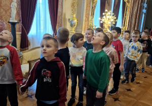 Dzieci uczestniczą w warsztatach "Pałacowa meranżeria".
