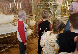Dzieci uczestniczą w warsztatach "Pałacowa meranżeria".