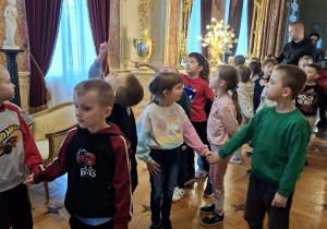 Dzieci uczestniczą w warsztatach "Pałacowa meranżeria".