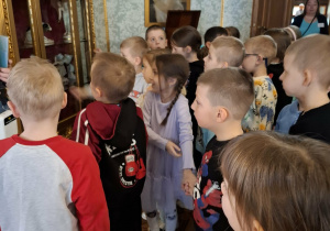 Dzieci uczestniczą w warsztatach "Pałacowa meranżeria".