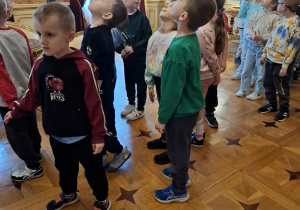 Dzieci uczestniczą w warsztatach "Pałacowa meranżeria".