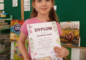 Jaśmina prezentuje dyplom.
