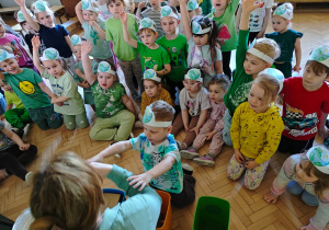 Dzieci dokonują segregacji śmieci.
