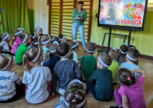 Dzieci oglądają film edukacyjny.