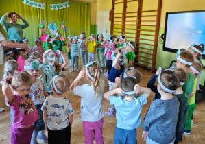 Dzieci biorą udział w zabawie "Ziemia - powietrze".