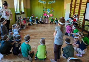 Dzieci biorą udział w opowieści ruchowej "Pogoda".