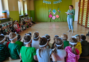 Dzieci rozwiązują tematyczne zagadki.