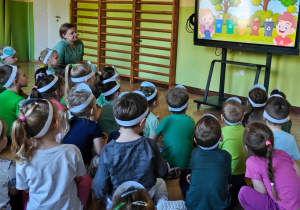 Dzieci oglądają film edukacyjny.