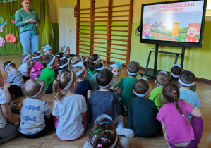 Dzieci oglądają film edukacyjny.