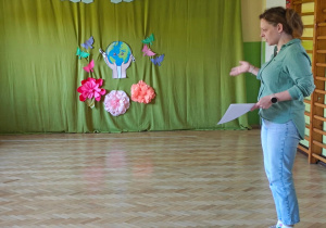 Nauczyciel prowadzi zajęcia edukacyjne "Dzień Ziemi".