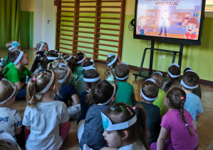 Dzieci oglądają film edukacyjny.