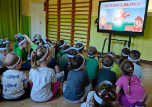 Dzieci oglądają film edukacyjny.