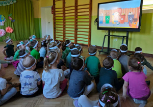 Dzieci oglądają film edukacyjny.
