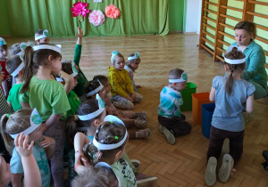 Dzieci dokonują segregacji śmieci.
