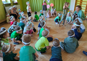 Dzieci biorą udział w zabawie "Ziemia - powietrze".
