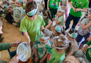 Dzieci dokonują segregacji śmieci.
