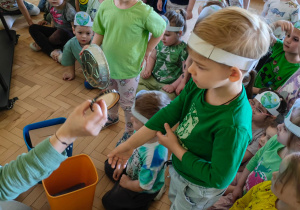 Dzieci dokonują segregacji śmieci.