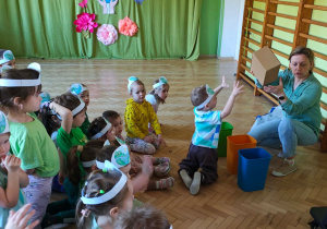 Dzieci dokonują segregacji śmieci.