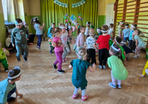 Dzieci biorą udział w zabawie "Ziemia - powietrze".