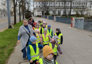 Dzieci podczas powrotu z zajęć