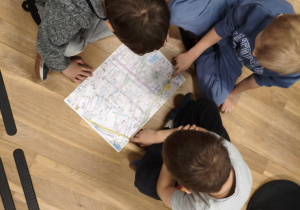 Dzieci oglądają mapę
