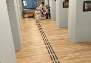 Dzieci przemieszczają się po sali muzeum