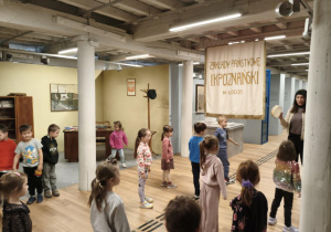 Dzieci uczestniczą w zabawie ruchowej