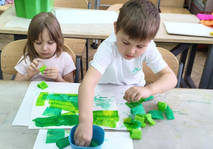 Dzieci podczas wykonywania pracy plastycznej