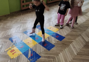 Dzieci grają w klasy