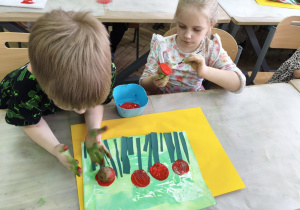 Dzieci podczas wykonywania pracy plastycznej