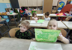Dzieci prezentują swoja pracę
