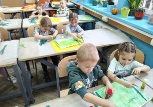Dzieci podczas wykonywania pracy plastycznej