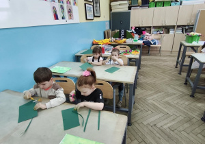 Dzieci podczas wykonywania pracy plastycznej