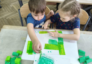 Dzieci podczas wykonywania pracy plastycznej