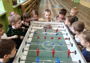 Dzieci przy stole do gry w piłkarzyki