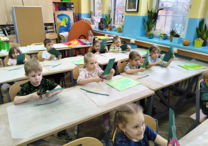 Dzieci podczas wykonywania pracy plastycznej