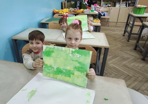 Dzieci prezentują swoja pracę